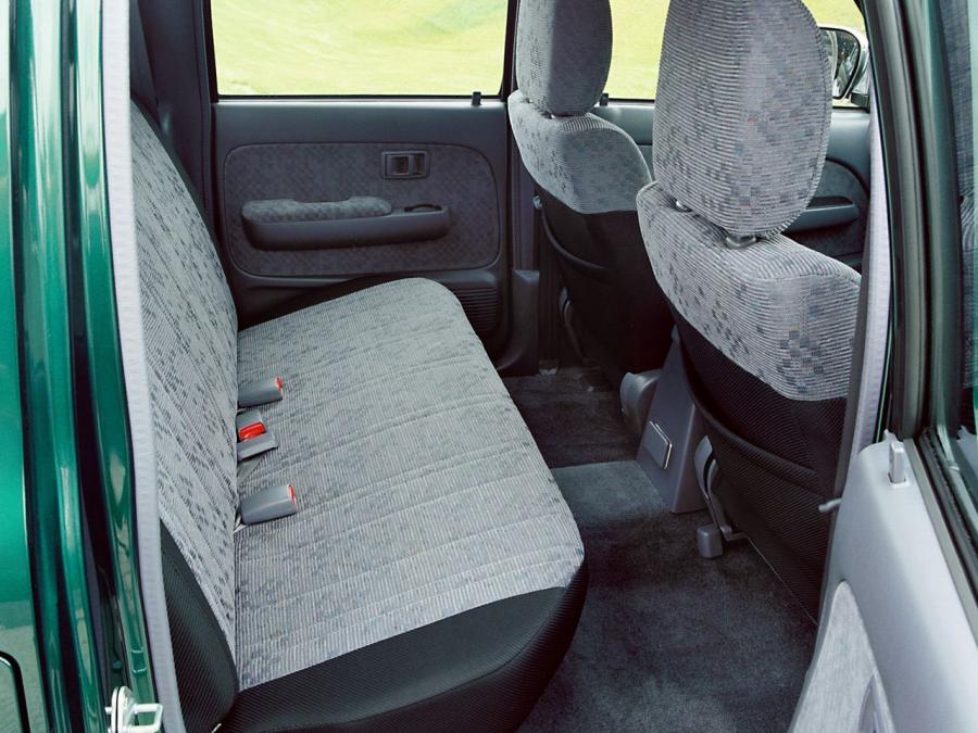  Toyota Hilux Double Cab 2001 года  (UK) (фото 3 из 11)